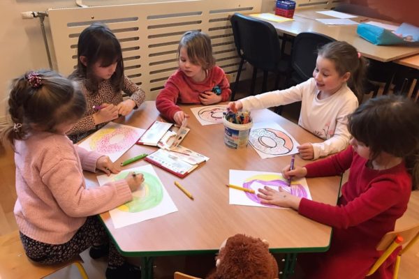 grupa dzieci podczas zajęć