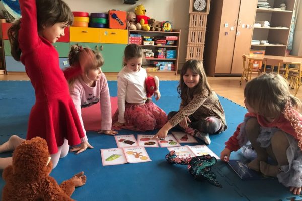 grupa dzieci podczas zajęć