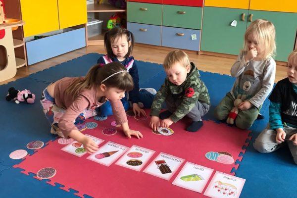 grupa dzieci podczas zajęć