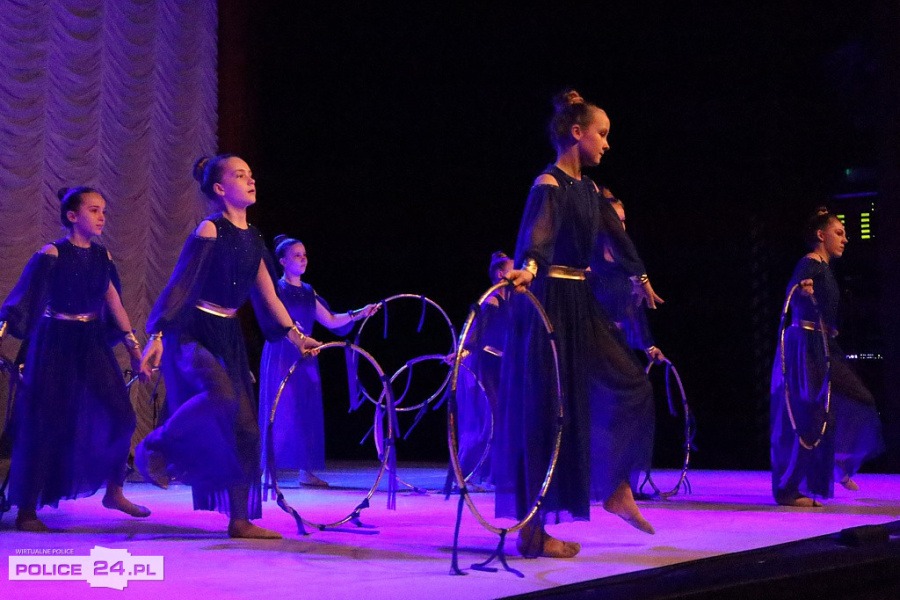 grupa dziewcząt tańczących na scenie