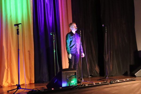 solista na scenie przed mikrofonem