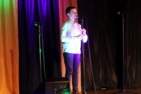 solista na scenie przed mikrofonem