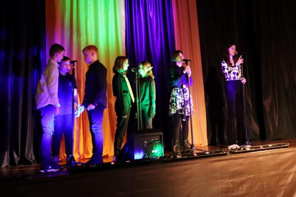 grupa wokalistów na scenie