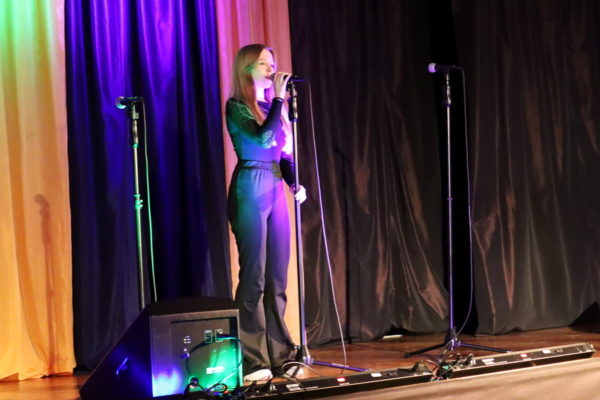 solistka na scenie przed mikrofonem