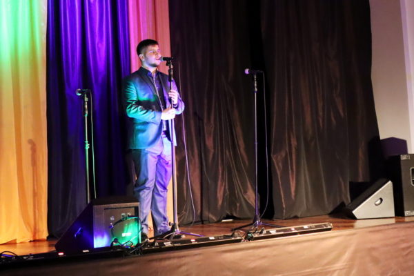 solista na scenie przed mikrofonem