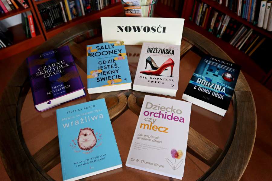 książki leżące na stole