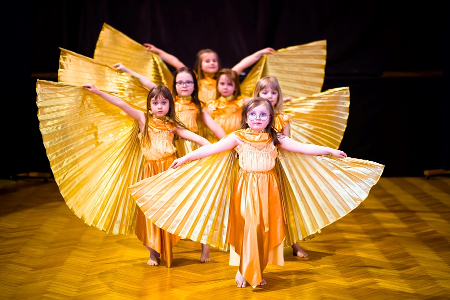 dziewczęta w strojach etnicznych ze skrzdłami isis