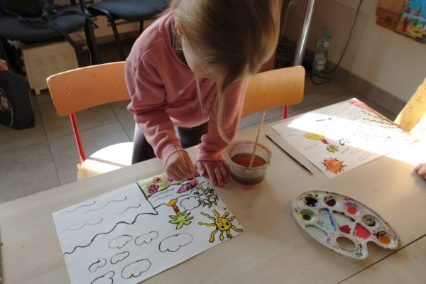 dziewczynka w trakcie malowania