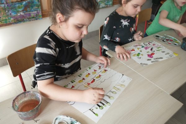 dwie malujące dziewczynki