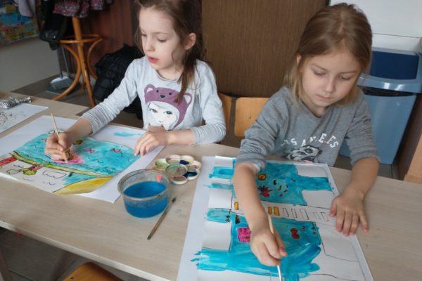 dwie malujące dziewczynki