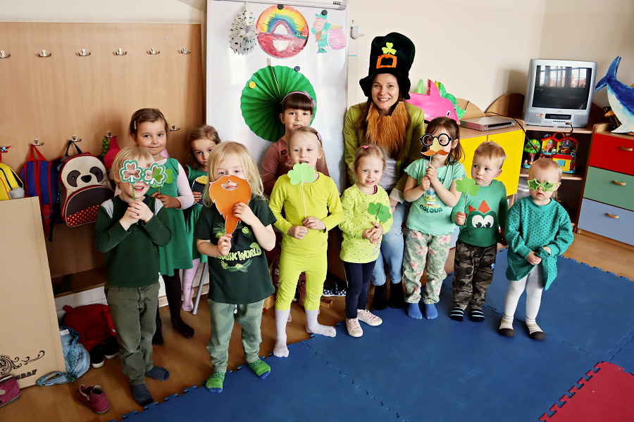 grupa dzieci podczas zabawy