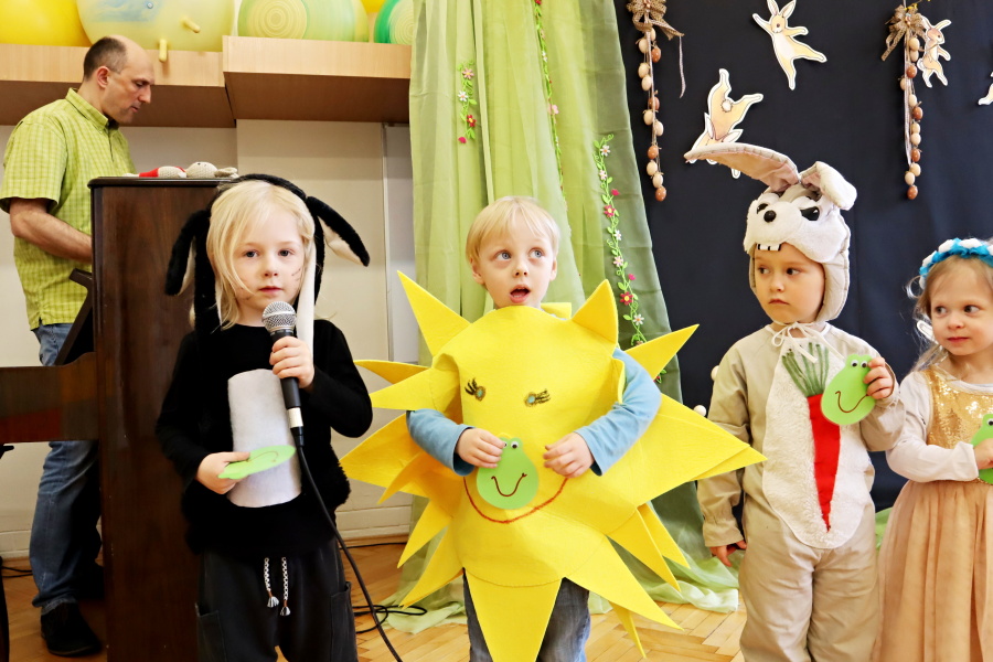 chłopcy w swiateczych strojach jeden z mikrofonem