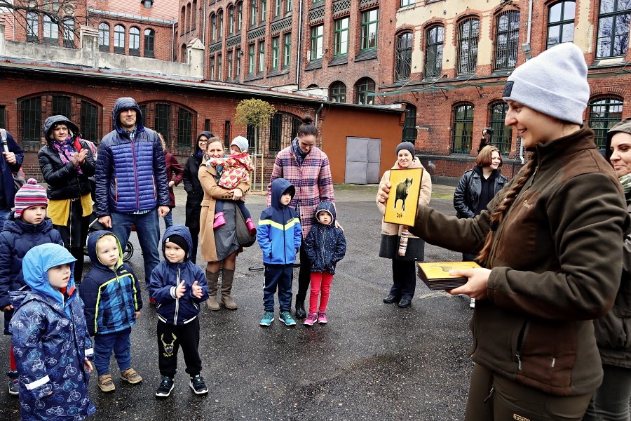 grupa dzieci z opiekunami