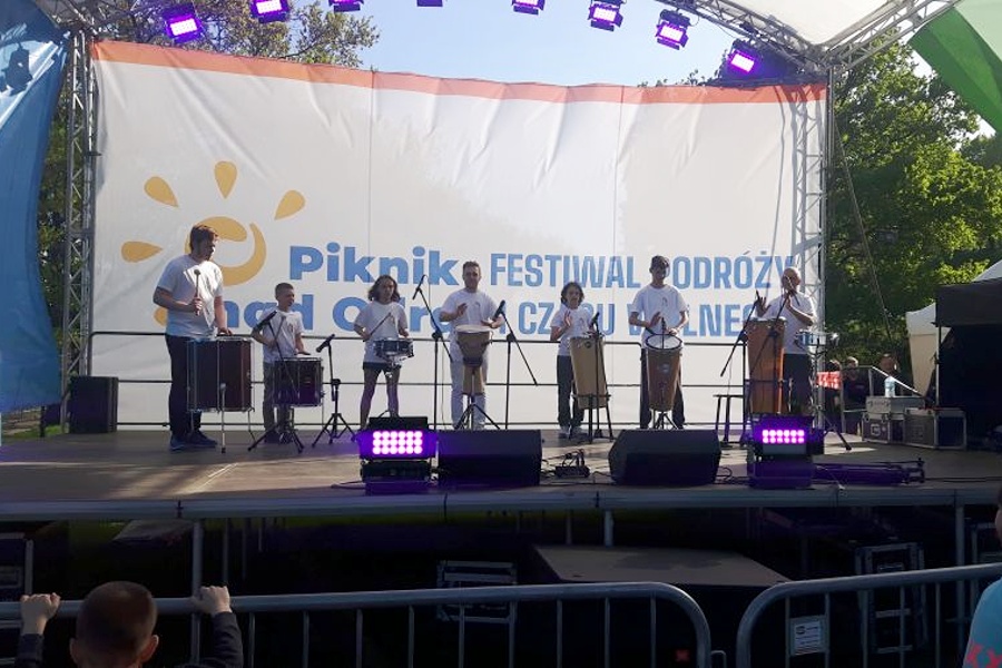 grupa młodzieży na scenie gra bębnach