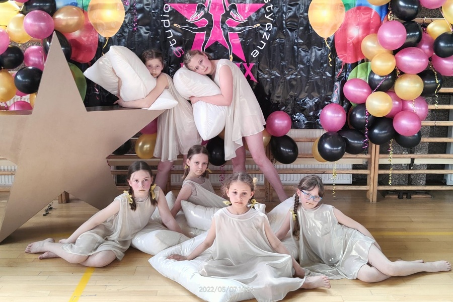 grupa tancerek pozuje do zdjęcia