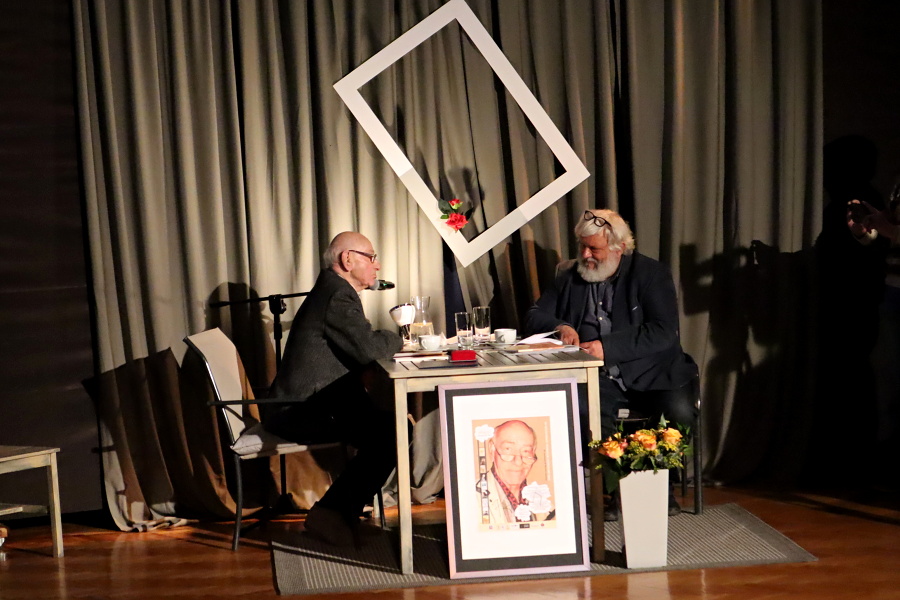 dwóch mężczyzn podczas spotkania literackiego