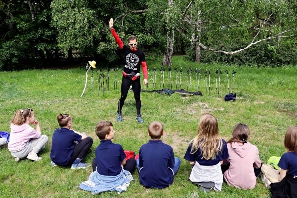 grupa uczniów z prowadzącym warsztaty