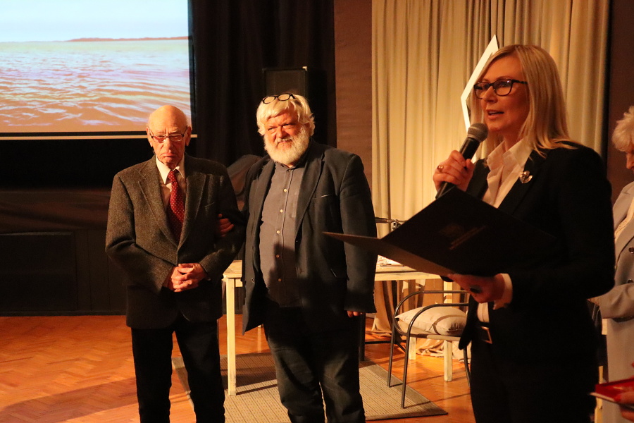 grupa trzech osób podczas spotkania literackiego