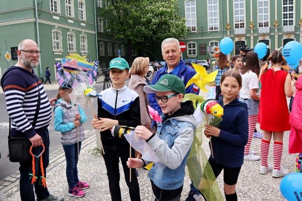 nauczyciel z grupą dzieci