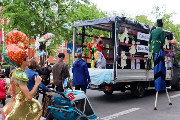 samochód z platformą na naiej kobieta przebrana za Pippi
