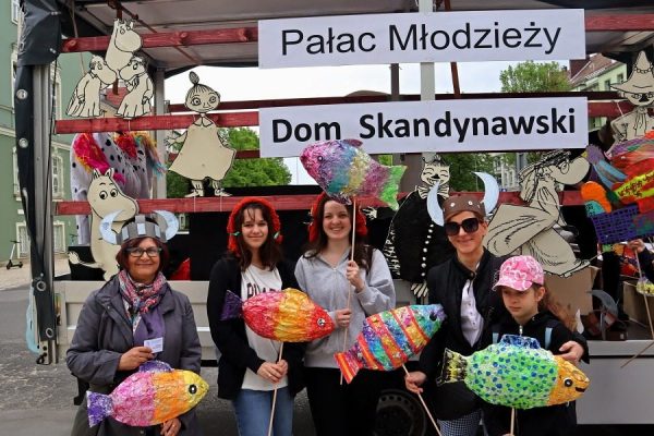 grupa młodzieży z kolorowymi rybami z papieru