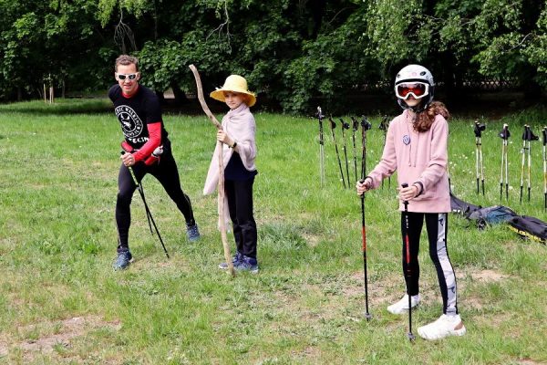 prwadzący i uczniowie każdy z innym tpem kija