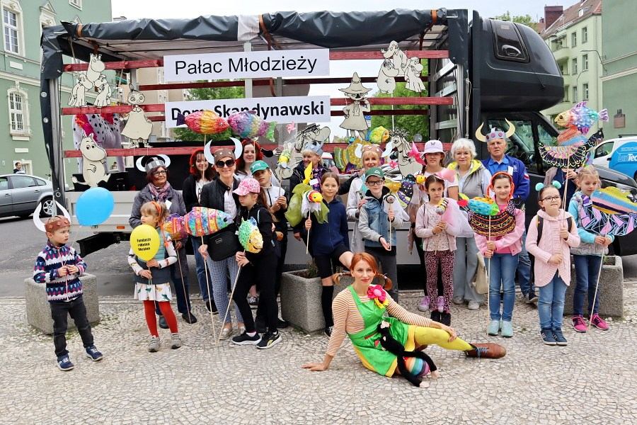 grupa uczestników parady pozuje do zdjęćia