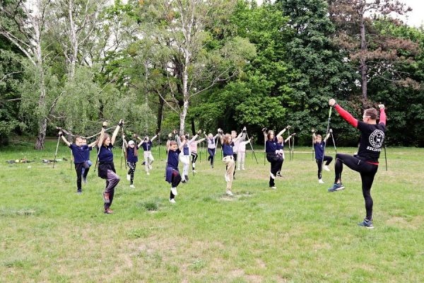 grupa uczniów z prowadzącym warsztaty