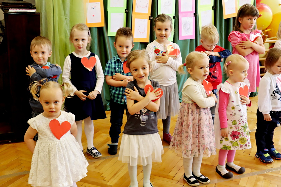 grupa dzieci podcza występów