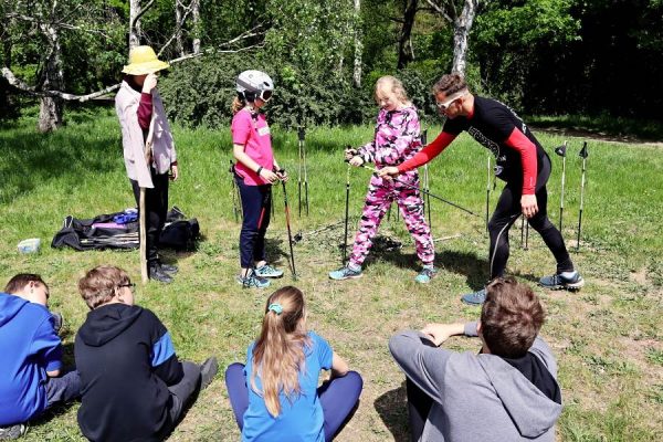 grupa uczniów z prowadzącym warsztaty