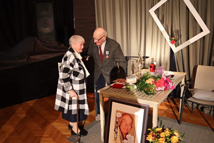 starszy mężczyzna i kobieta podczas spotkania literackiego