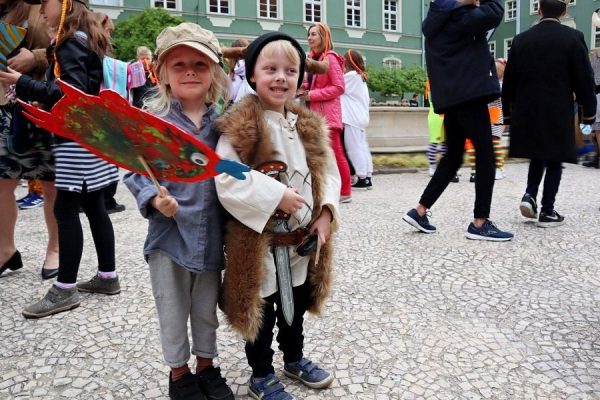 dwóch chłopców, uczestników parady