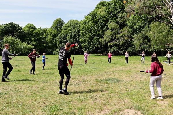 grupa uczniów z prowadzącym warsztaty