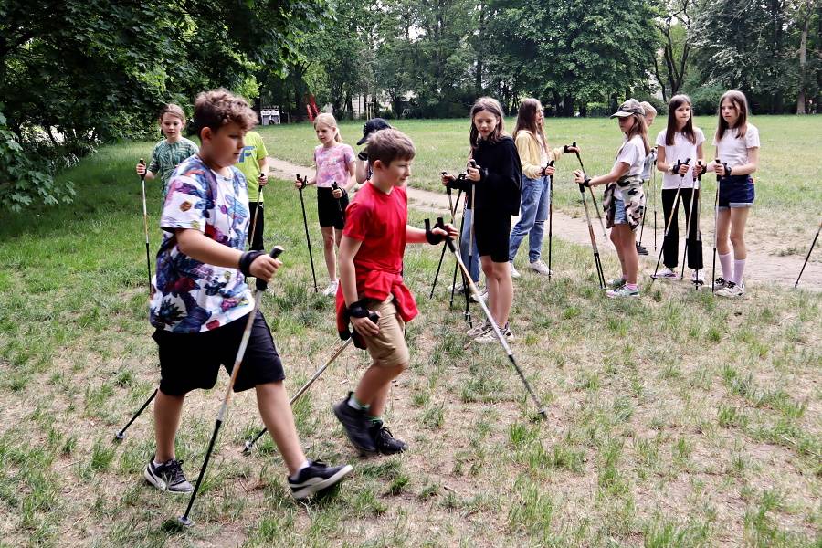 grupa dzieci z kijami nordic walking