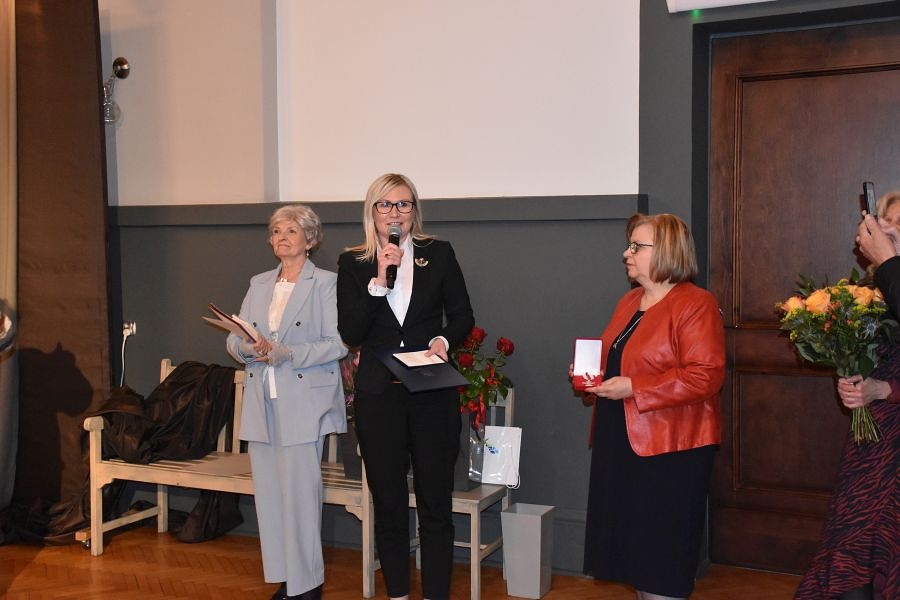 grupa osób podczas spotkania literackiego