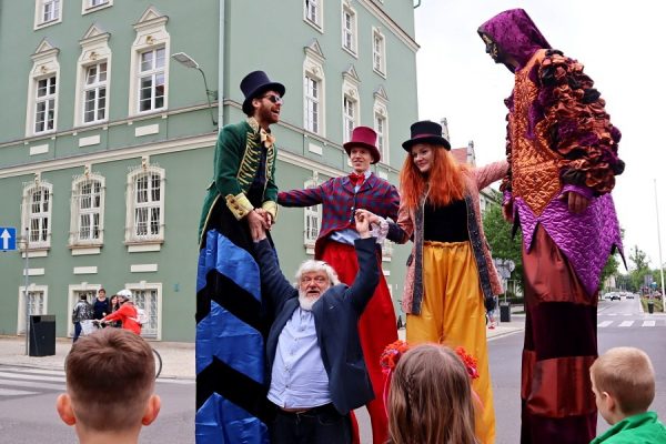 szczudlrze kolorowych strojach