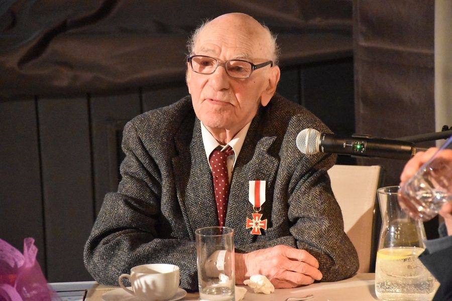 starszy człowiek siedzący przy stole