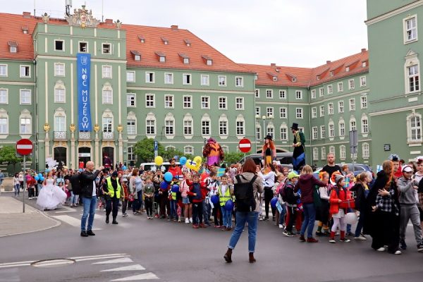 prada idąca przez miasto