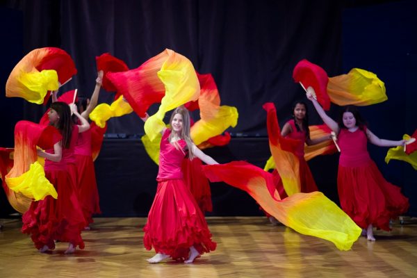 dziewczęta tańczące w ognistymi wachlarzowoalami