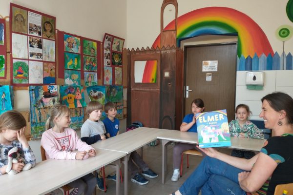 uczestnicy pracowni nauczyciel czyta książkę dzieciom