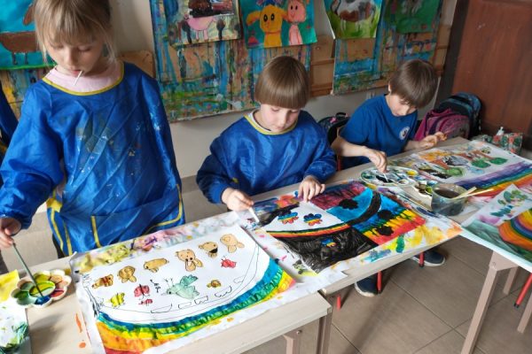 uczestnicy pracowni plastycnzej podcza malowania