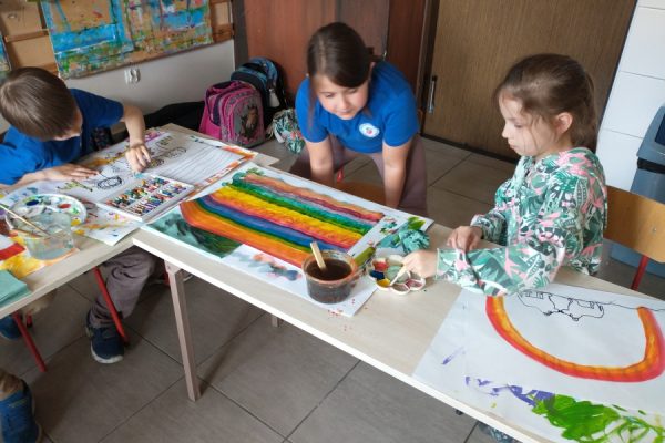 uczestnicy pracowni plastycnzej podcza malowania