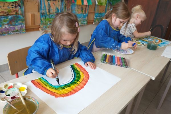 dziewczynki malujace tęczę