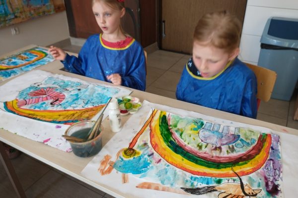 dwie dziewczynki malujace tęczę