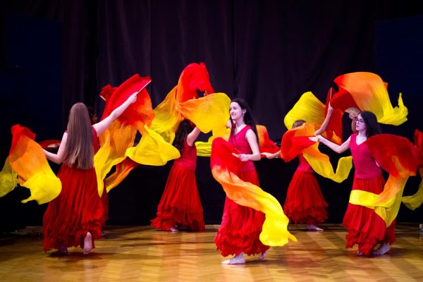 dziewczęta tańczące w ognistymi wachlarzowoalami