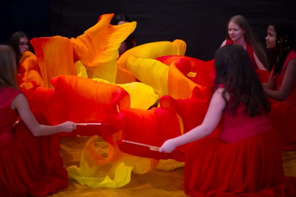 dziewczęta tańczące w ognistymi wachlarzowoalami