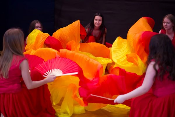 dziewczęta tańczące w ognistymi wachlarzowoalami