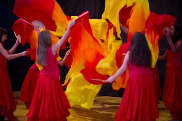 dziewczęta tańczące w ognistymi wachlarzowoalami