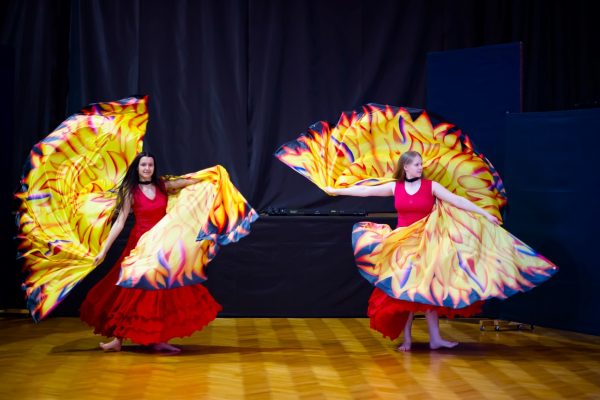 dziewczęta tańczące w ognistymi wachlarzowoalami
