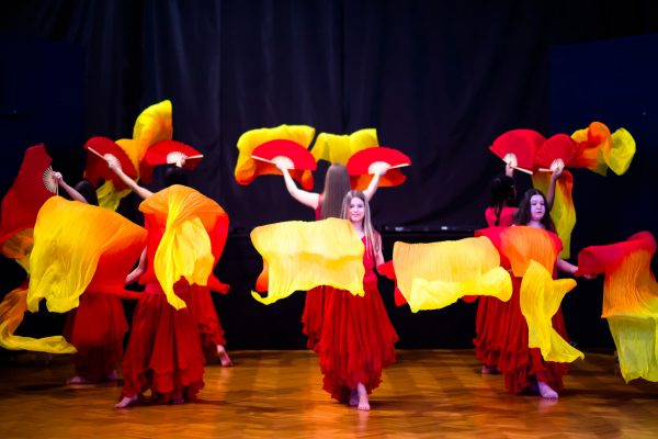 dziewczęta tańczące w ognistymi wachlarzowoalami